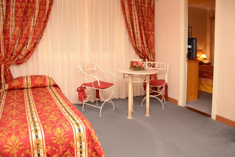 Standard Triple room