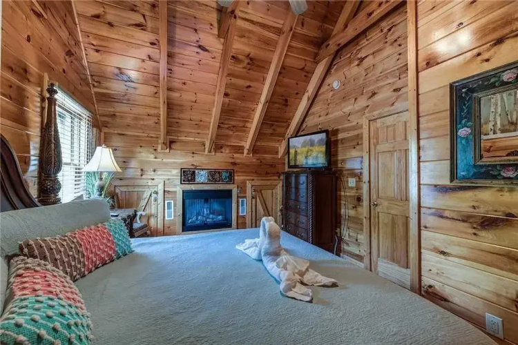 Holly Berry 4 Bedroom Home with Hot Tub