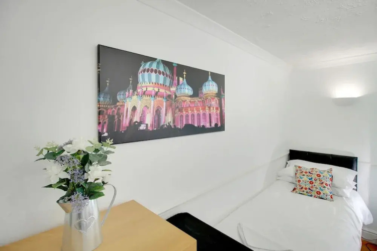 Brighton Getaways-Seaside Patio Apt