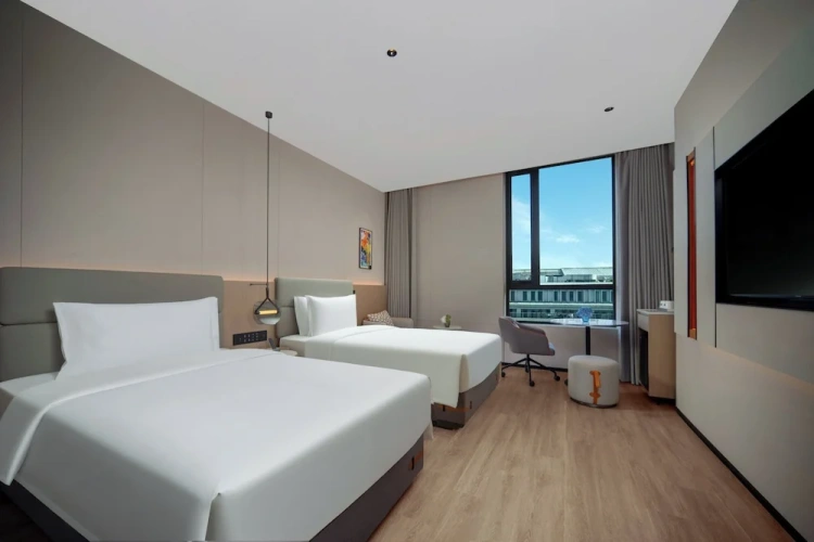 Standard Quadruple room with city view