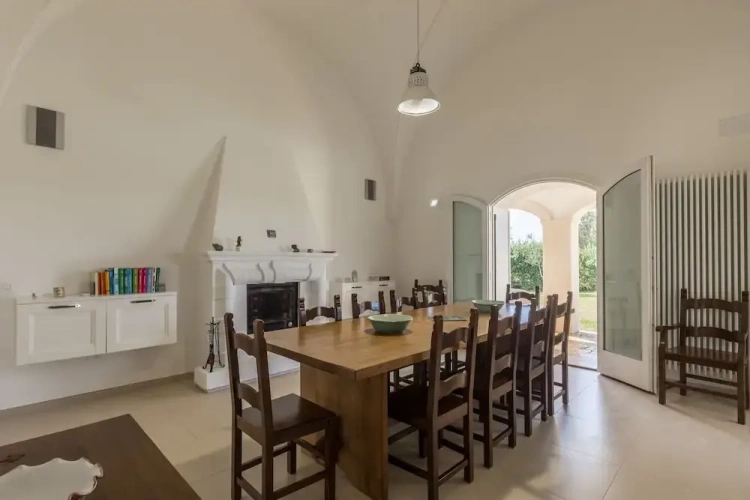 5 Bedrooms Villa