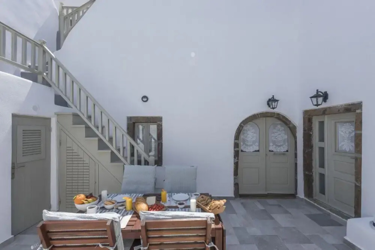Santorini 180 Degrees