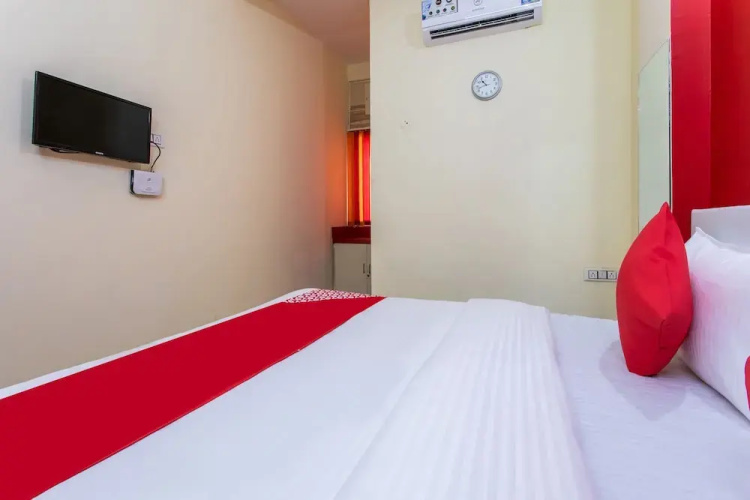 OYO 24109 Hotel Santushti
