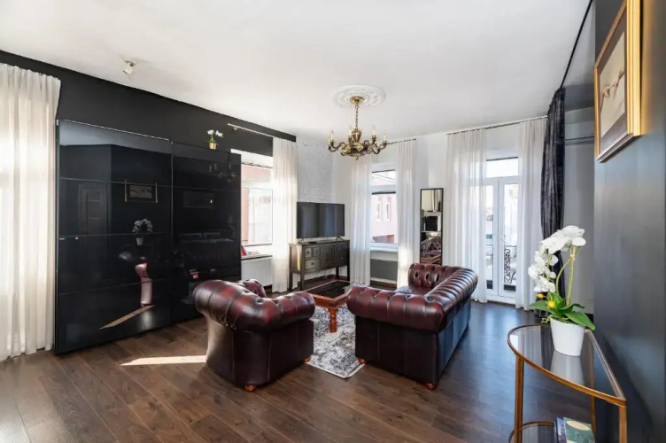Retro Studio Old Town Apartment by Hostlovers