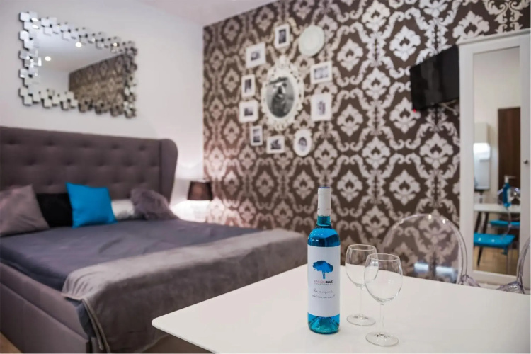 PARKING, AC, 2 Bedroom design flat in the center