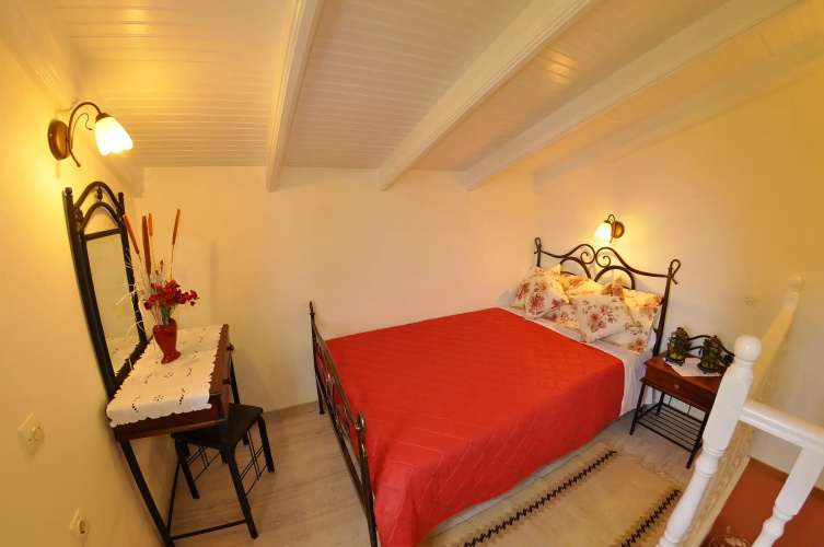 Mazis Apartments