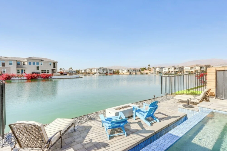 5 Bedrooms Apartment