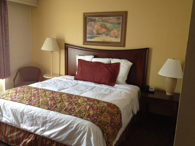 Lamplighter Inn & Suites - South