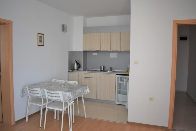 2 Bedrooms Apartment with partial sea view
