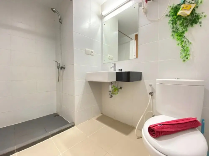 Bright Studio Room at Beverly Dago Apartment