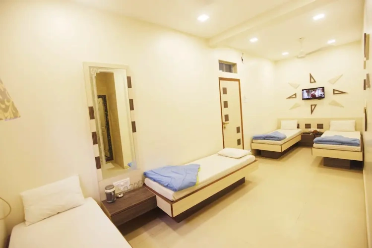 Deluxe Quadruple room with city view