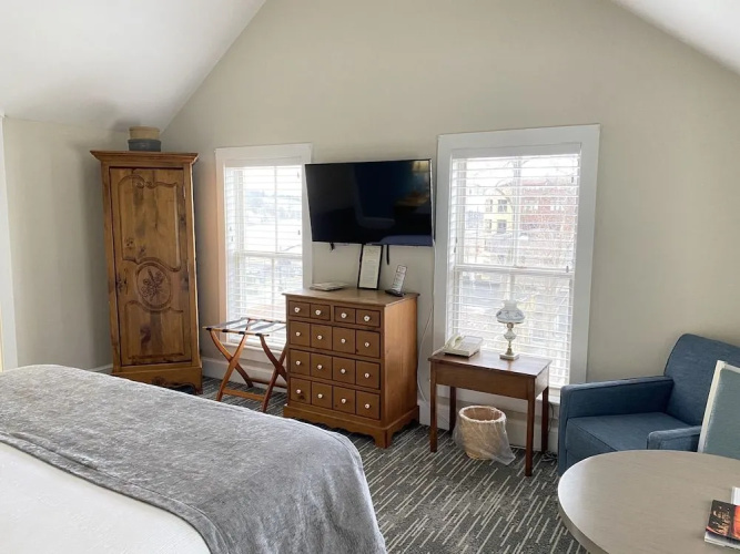 Harbor House Inn