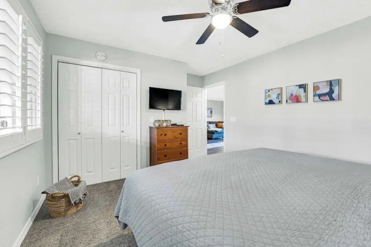 Bright Stylish Condo w/ Balcony
