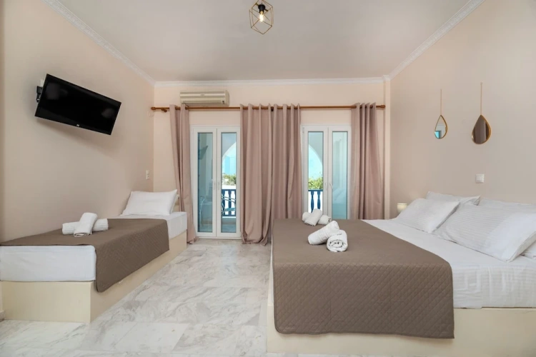 Standard Triple room with balcony