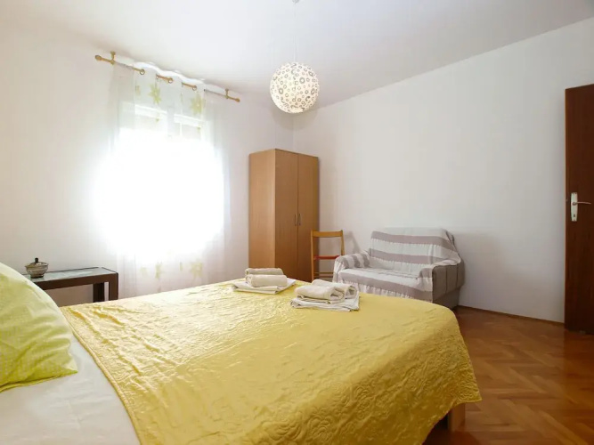 Apartment 686