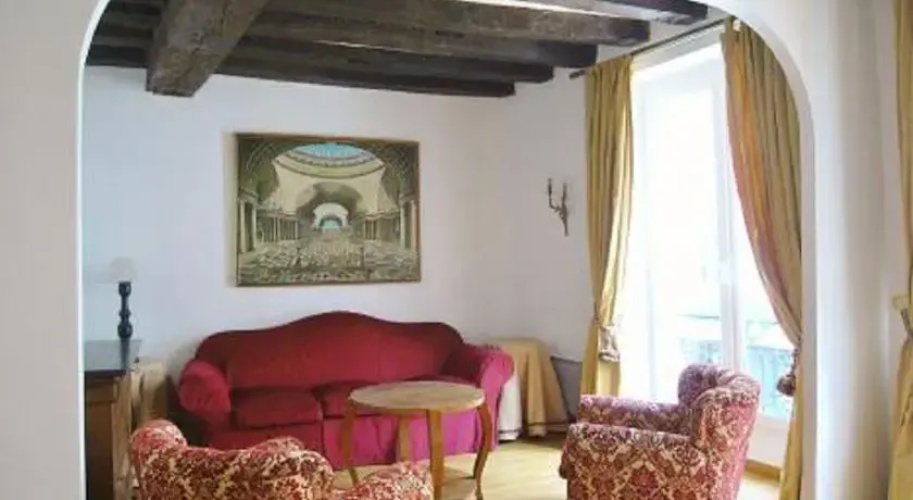 One-Bedroom Apartment Downtown