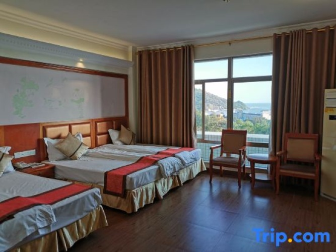 Standard Triple room with sea view