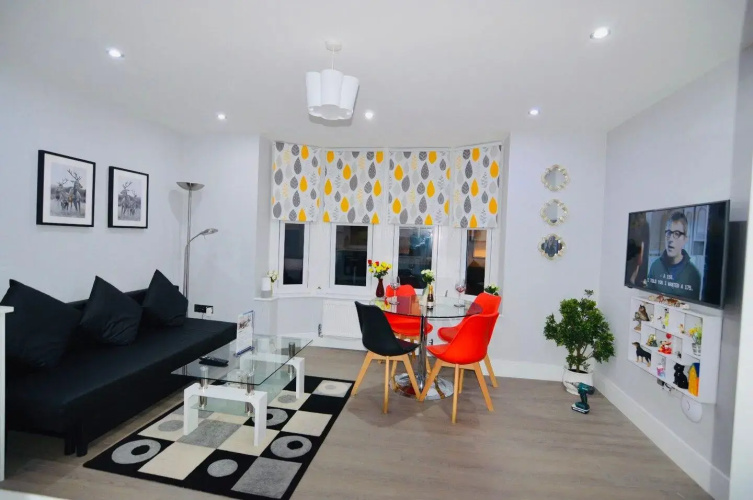 Executive Central Self Contained Flat by CozyNest