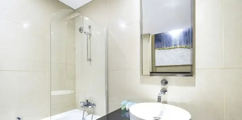 LUX  The Bonnington JLT Suite 2