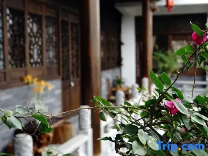 Tengchong Yinghe sightseeing Inn