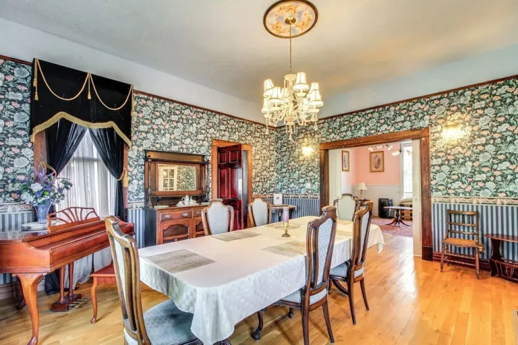 4 Bedrooms Cottage