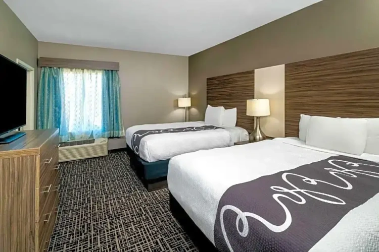 1 Bedroom Sextuple Suite