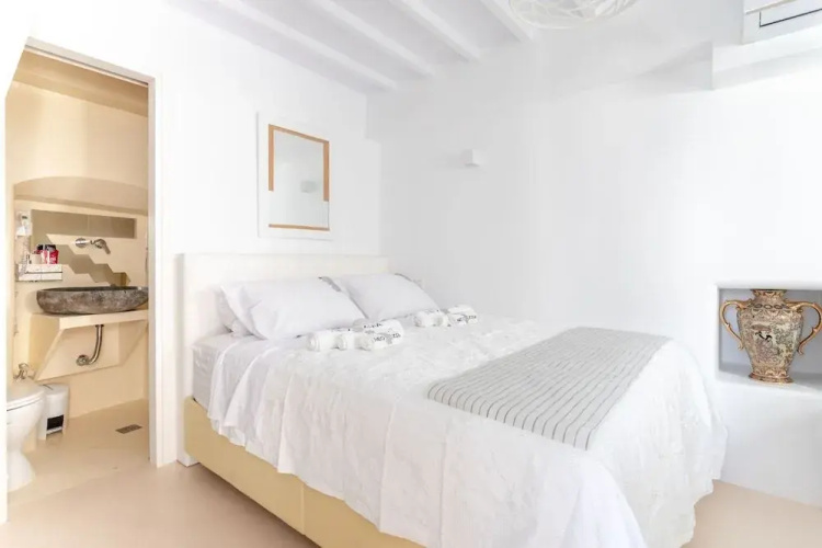 aniko suites Chora