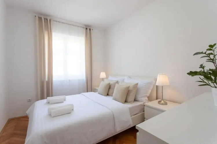 Apt Sara - Classy 100 m2 w Balcony, 2 min to Beach