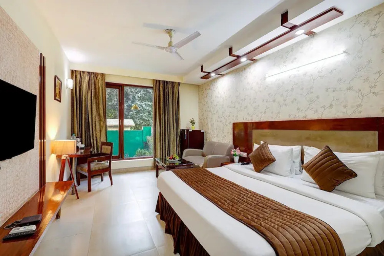 Fabhotel B Stays