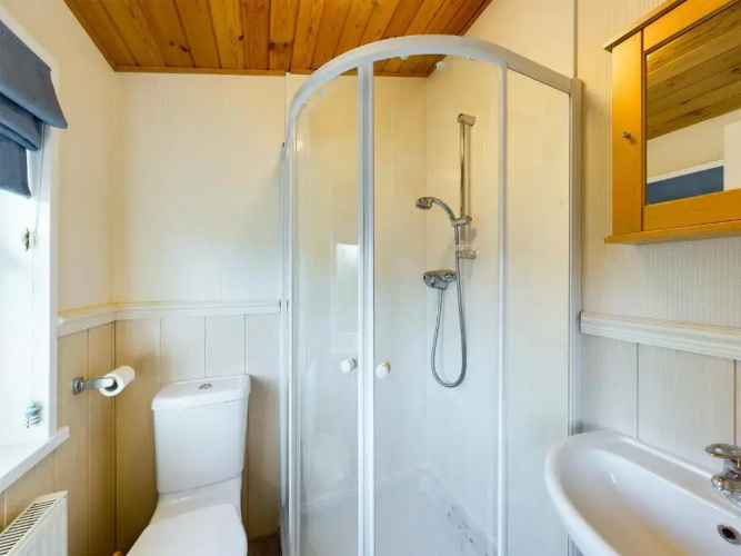 3 Bedroom Lakeview Lodge - Ensuite & Balcony Deck