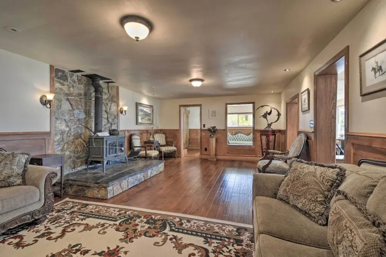 Historic Mariposa Stagecoach Stop w/ Gas Fire Pit!