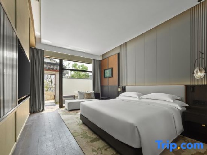 Suite with lake view