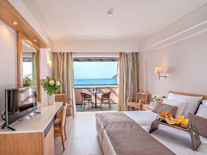 Standard Double room with partial sea view