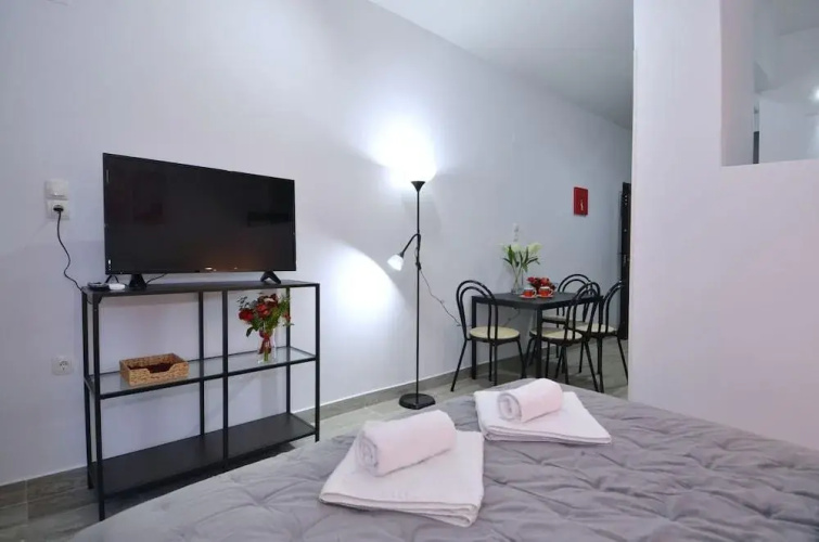 Metaxourgeio A, A Minimal Apartment