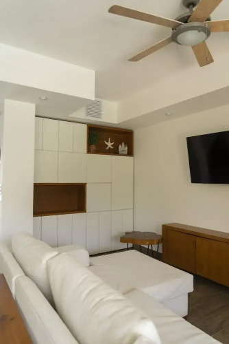 7 Guests 2 BR Private Jacuzzi Shared Pool