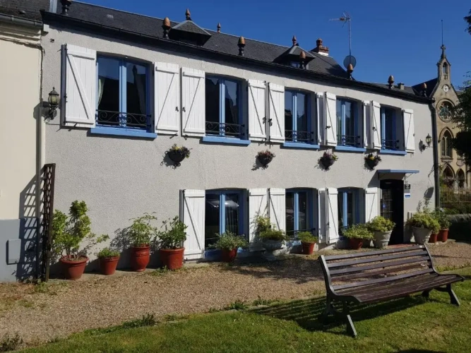 5 Bedrooms Cottage