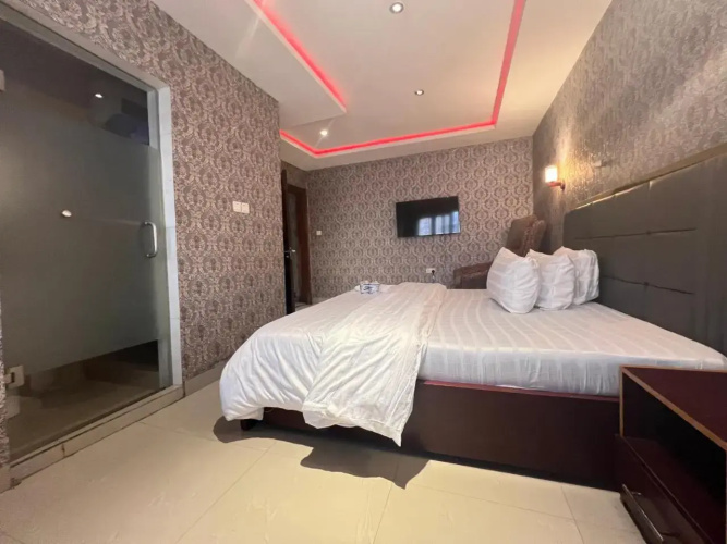 Ice Suites And Apartment