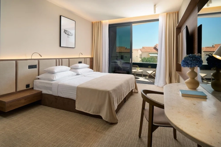 Superior Double room with balcony and with partial sea view