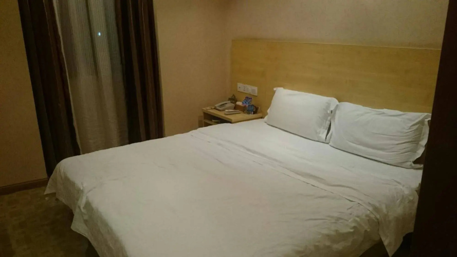 Nanning Hawks Holiday Hotel