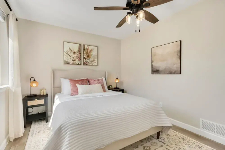 Downtown Windsor Home With Hot Tub & Pool Table