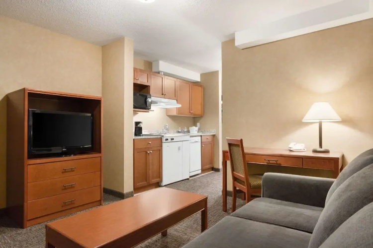 Days Inn & Suites Cochrane
