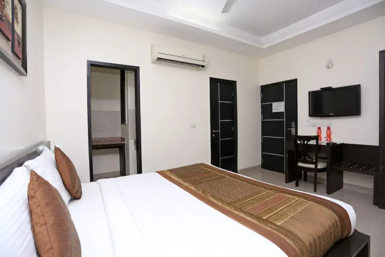 OYO 9612 Hotel Royal Ramiro