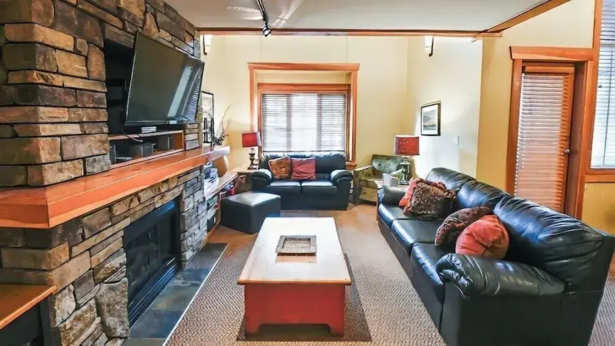 Pinnacle Ridge Chalets by Fernie Lodging