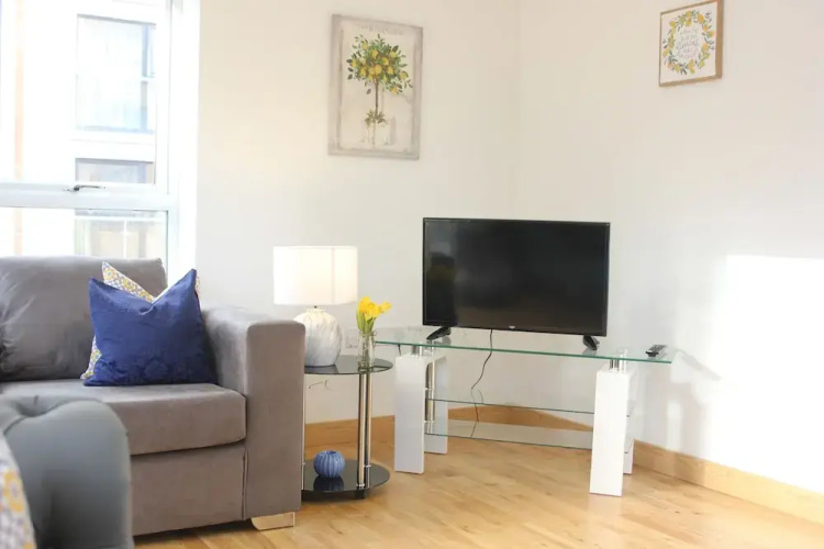 Large luxury 2 bed 2 bath-Pym Court