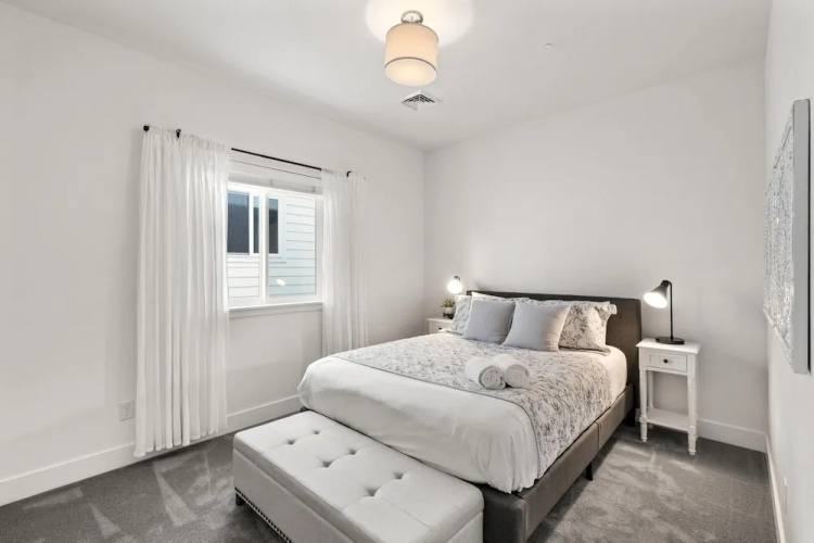 Steps From River & Old Town - Hot Tub & King Bd