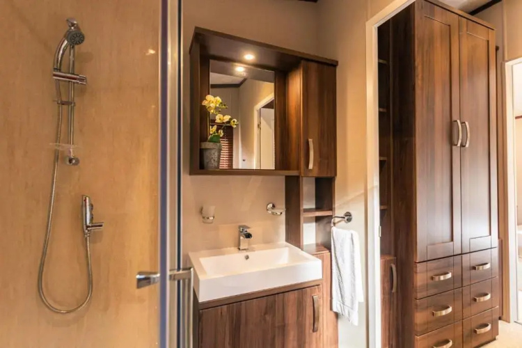 Sutton Lodge With Hot Tub