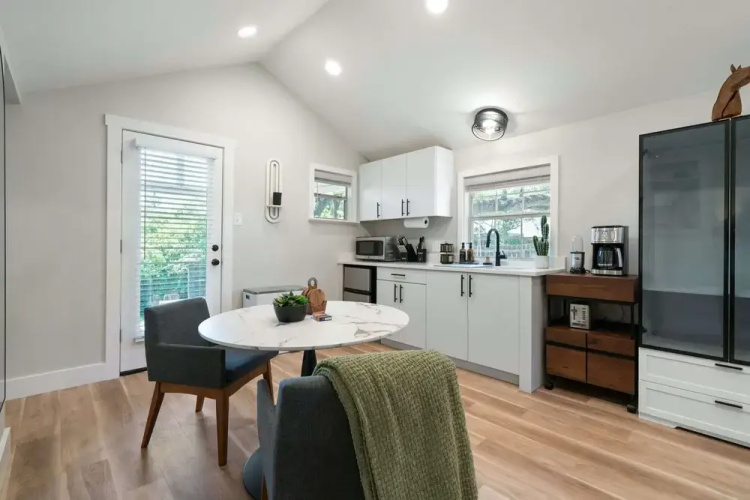 Chic Studio Walkable to Soco!