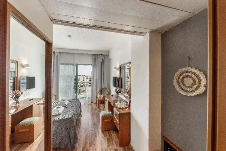 Standard Twin room with balcony and with partial sea view