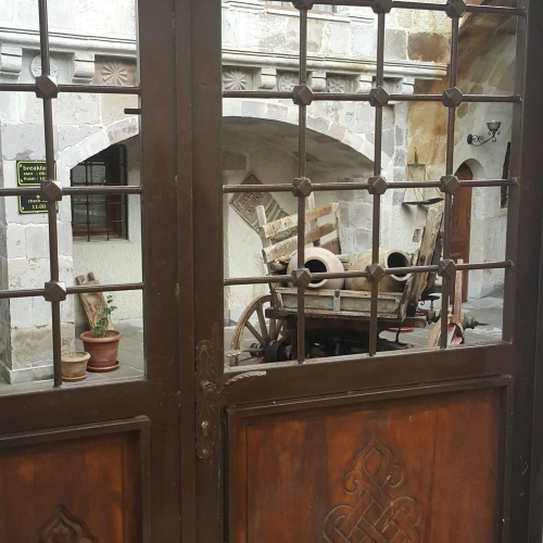 Explorer Cave Hotel
