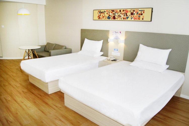 Standard Twin Family room with street view